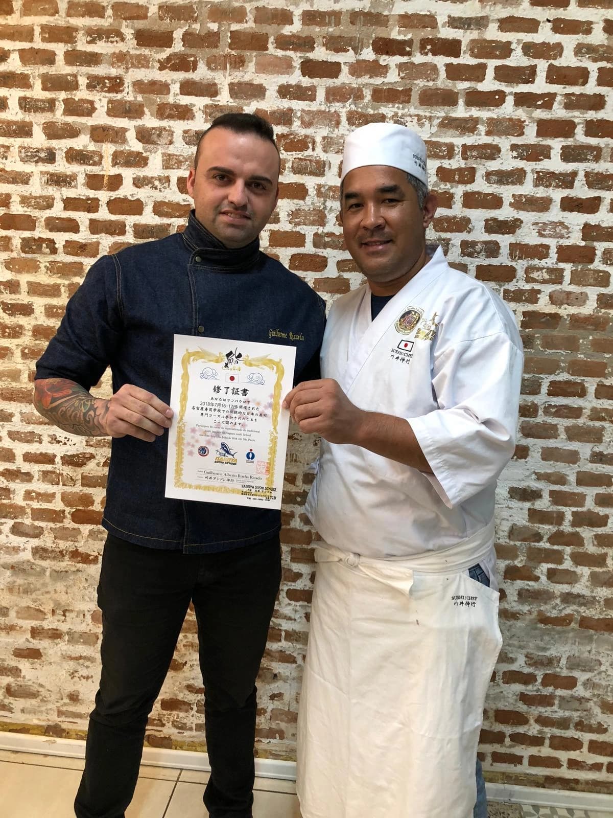 Chef Guilherme Ricardo com certificado do curso com Chef André Kawai
